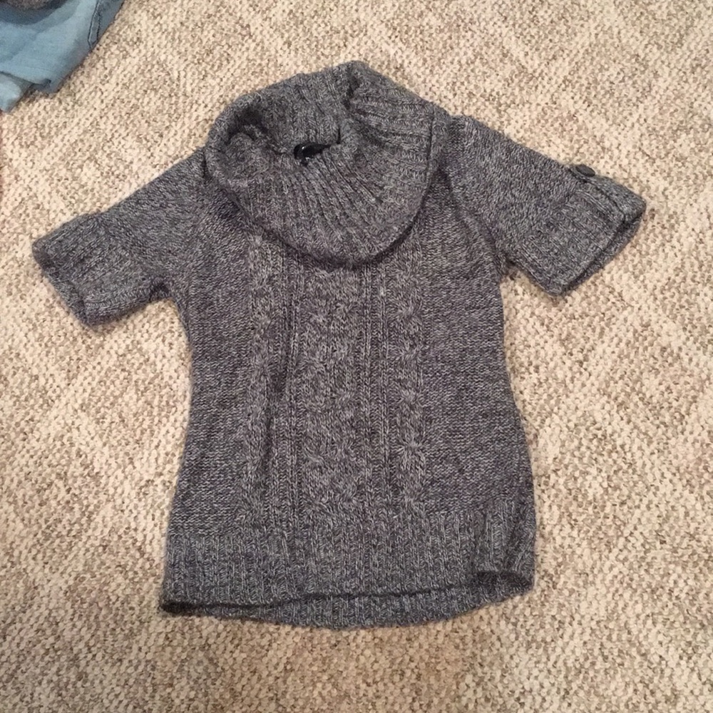Short sleeve sweater